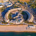 Vista aerea del villaggio naturista di Cap d'Agde, con il Port Nature circolare e la spiaggia