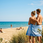 Coppia naturista su una spiaggia: naturismo e scambismo a confronto