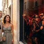 Coppia turisti a Roma di giorno e a un party in maschera di sera, doppia vita