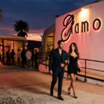 Coppia elegante arriva al Glamour Club Paradise di sera, dress code del club